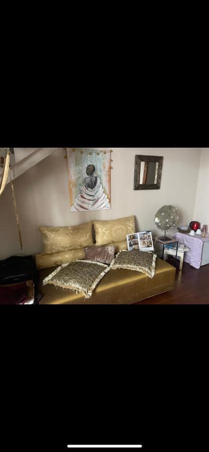 Flower Apartment Rom