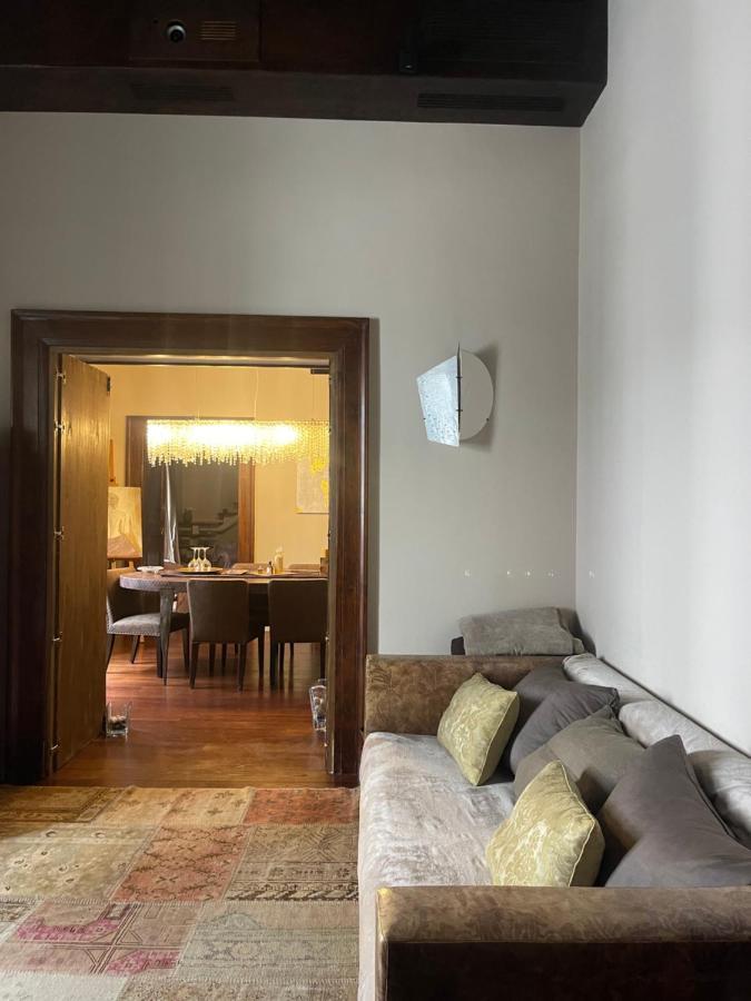 Flower Apartment Rom